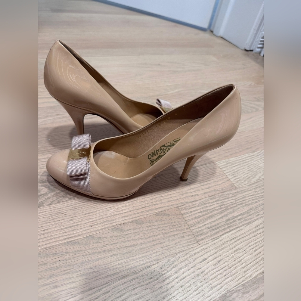 Salvatore Ferragamo Women's Beige Pumps with Bow - Picture 5 of 8